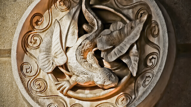 Un símbolo oculto en este reptil de Gaudí